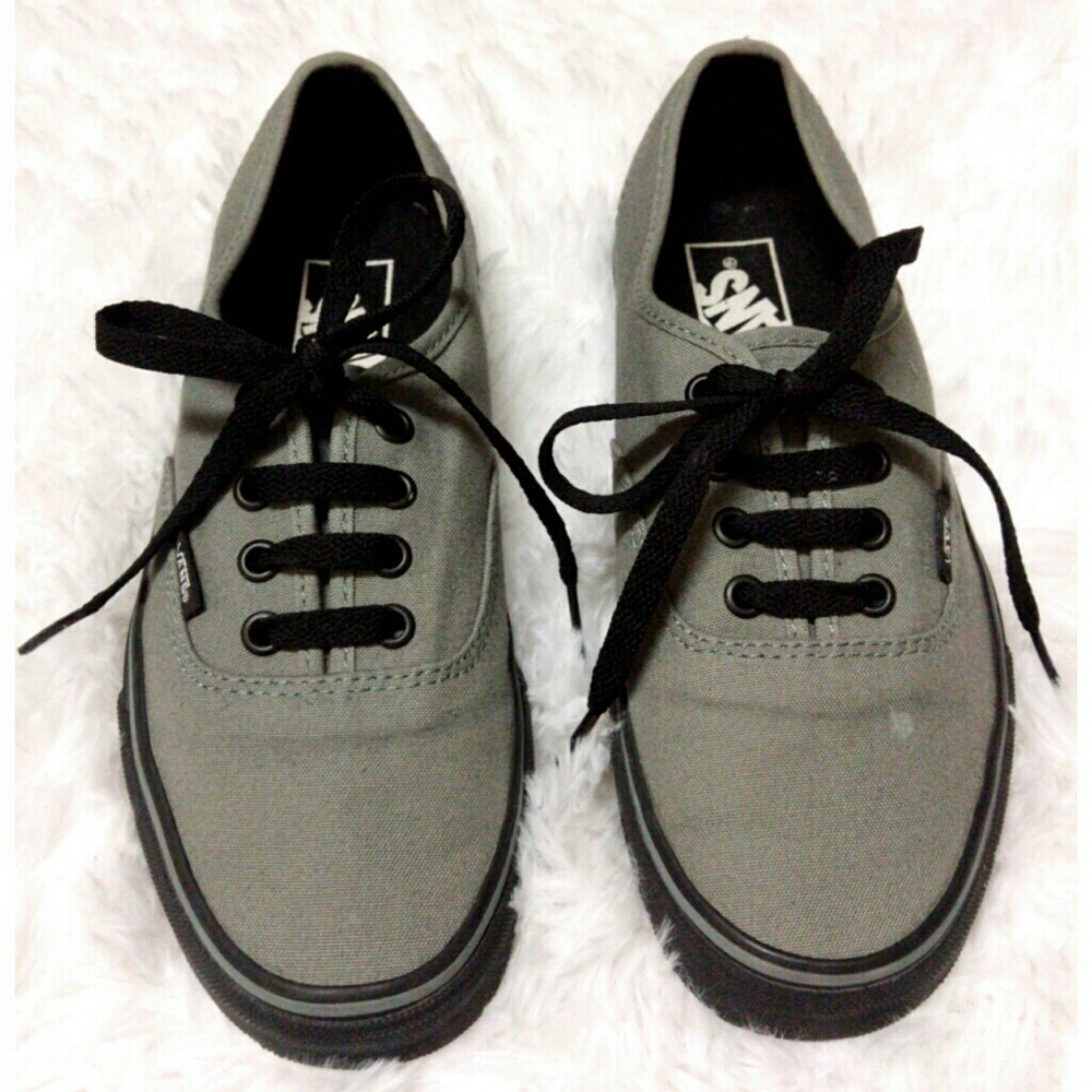 VANS Authentic Black Sole Grey Shoe - W 7 or M 5.5
